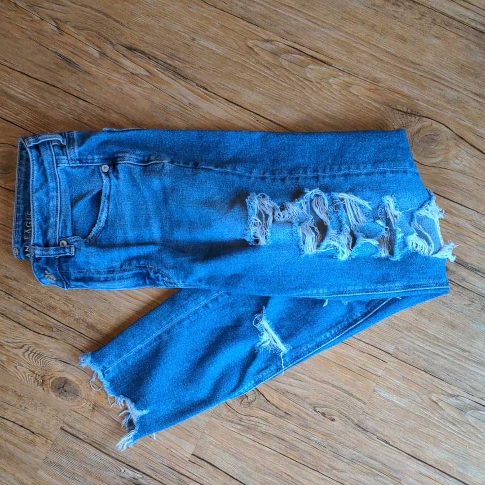 American Eagle Stretch Destroyed Mom Jean size 6 Long